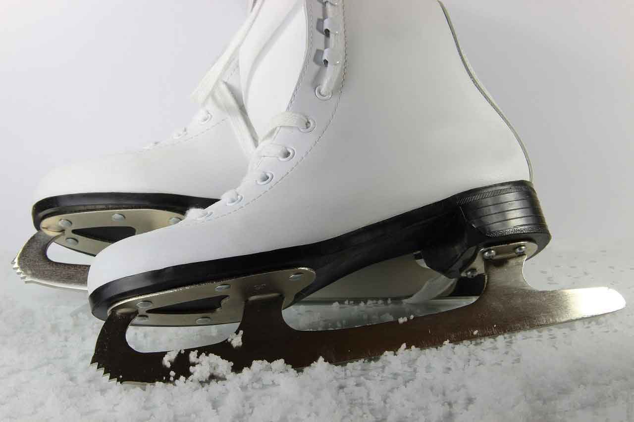 Czym różnią się łyżwy figurowe od hokejowych? Jak wybrać odpowiednie łyżwy dla siebie?