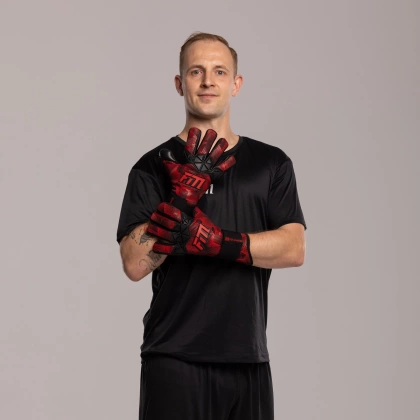 Czarno-czerwone rękawice bramkarskie Football Masters Varis X Pro Black Red