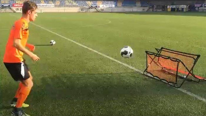Czarno-czerwony rebounder do piłki nożnej P2I Soccer