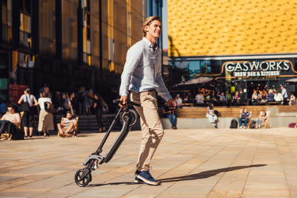 Czarno-niebieska hulajnoga Globber One K 180 BR 499-192