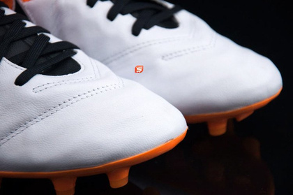 Biało-czarne buty piłkarskie Nike Tiempo Legacy FG 819218-108