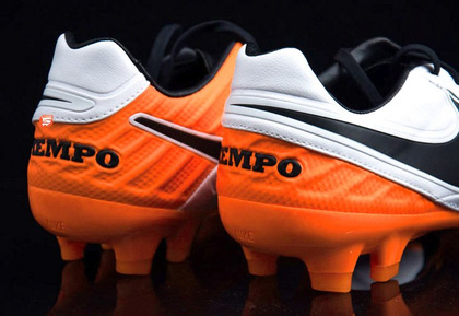 Biało-czarne buty piłkarskie Nike Tiempo Legacy FG 819218-108
