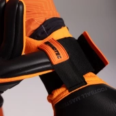 Pomarańczowo-czarne rękawice bramkarskie Football Masters Varis X PRO Orange Fluo