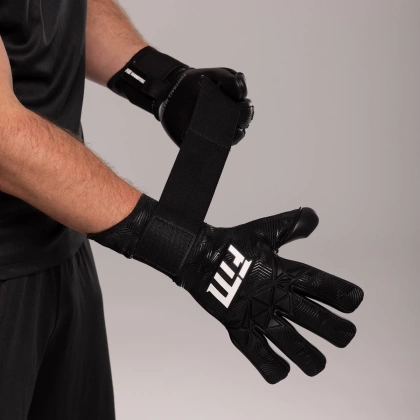 Czarne rękawice bramkarskie Football Masters Varis X Pro Black