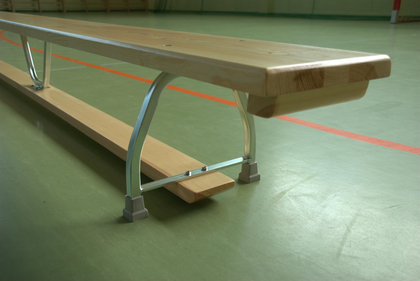 Ławka gimnastyczna 4,5 m nogi metalowe