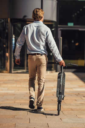 Czarno-niebieska hulajnoga Globber One K 180 BR 499-192