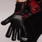 Czarno-czerwone rękawice bramkarskie Football Masters Varis X Pro Black Red
