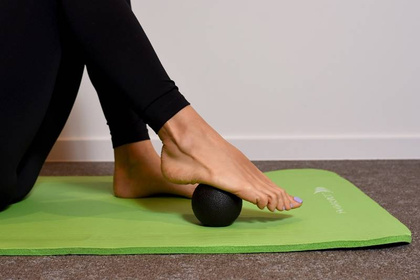 Czarna piłka do masażu precyzyjnego Yakimasport 100208