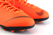 Pomarańczowo-czarne buty piłkarskie Nike Mercurial Superfly Club MG AH7339-810 JR