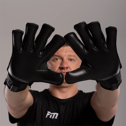 Czarne rękawice bramkarskie Football Masters Invictus X All Black