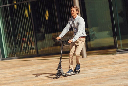 Czarno-niebieska hulajnoga Globber One K 180 BR 499-192