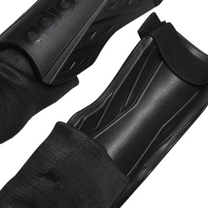 Czarne ochraniacze piłkarskie Adidas Trio Match HN5607