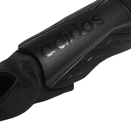 Czarne ochraniacze piłkarskie Adidas Trio Match HN5607
