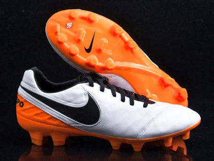 Biało-czarne buty piłkarskie Nike Tiempo Legacy FG 819218-108