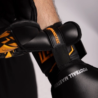 Czarno-pomarańczowe rękawice bramkarskie Football Masters Invictus X Training Black Orange
