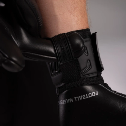 Czarne rękawice bramkarskie Football Masters Varis X All Black