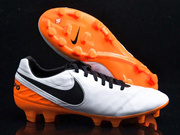 Biało-czarne buty piłkarskie Nike Tiempo Legacy FG 819218-108