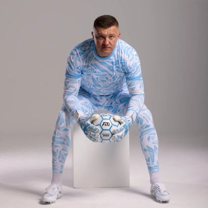 Biało-niebieskie rękawice bramkarskie Football Masters Invictus X PRO White Blue