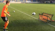 Czarno-czerwony rebounder do piłki nożnej P2I Soccer