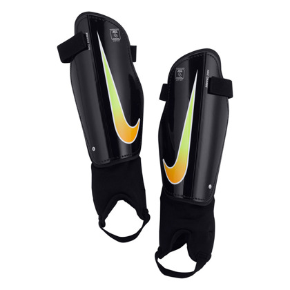 Czarne ochraniacze piłkarskie Nike Charge SP2093-055